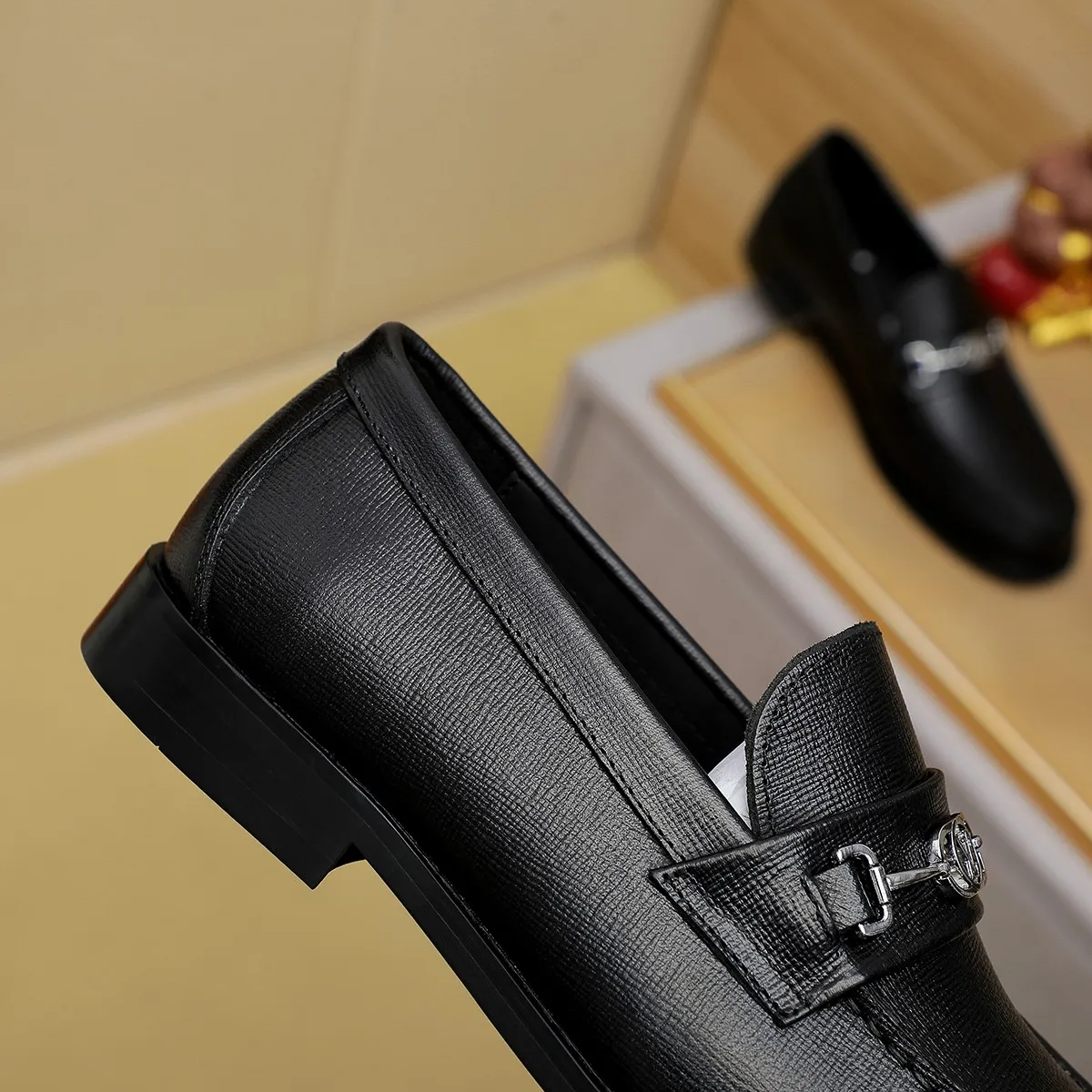 Men's shoes 460 💰 Louis Vuitton LV ® 🆕 model 🔛 full shoe counter, first layer cowhide, 🐂leather lining casual shoes for men, super soft outsole, a must-have for driving. Synchronized with the counter, original first layer cowhide, completely 1:1 mold customization 🌹 top version, color optional! Number: 38-44 (45.46 customized)